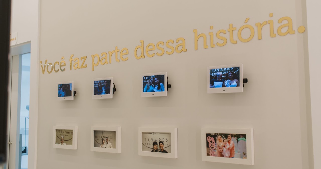 Parede da clínica com registros de sorrisos
